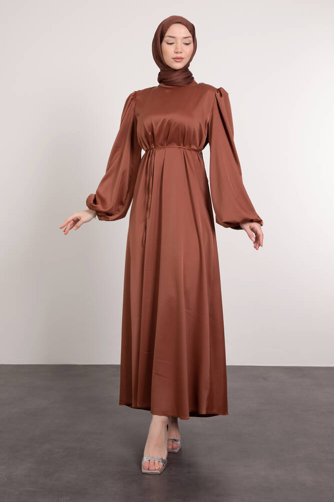 İnce Kuşaklı Saten Elbise Tarçın - LAMİAGİYİM