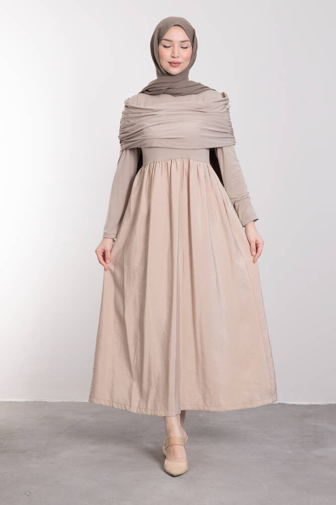 Omuzlarından Parça Büzgülü Elbise Vizon - LAMİAGİYİM