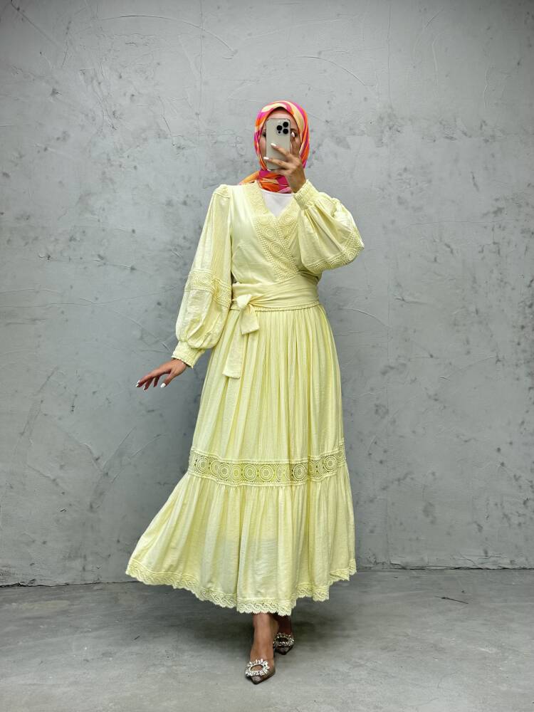 Pamuklu Güpür Detaylı Kuşaklı İkili Takım Sarı - LAMİAGİYİM