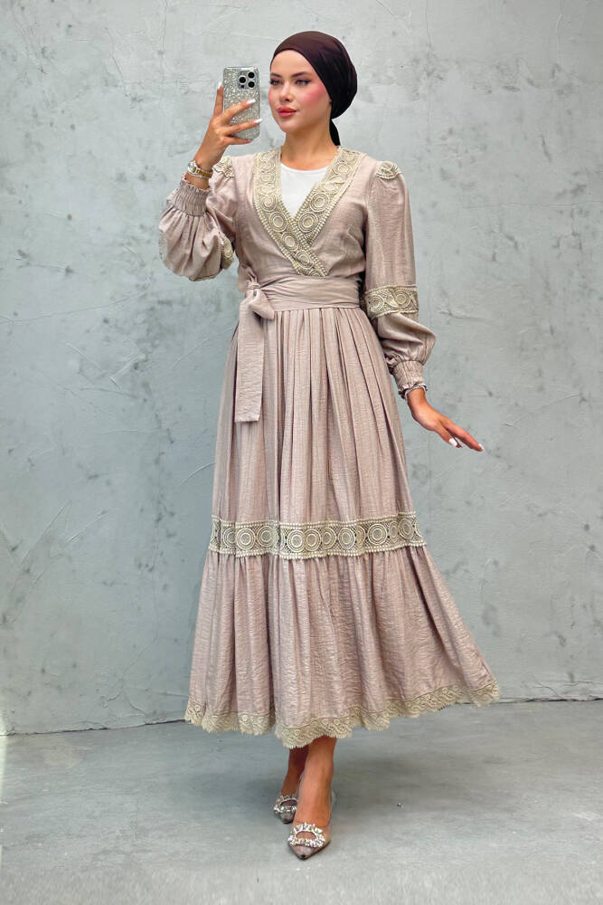 Pamuklu Güpür Detaylı Kuşaklı İkili Takım Vizon - LAMİAGİYİM